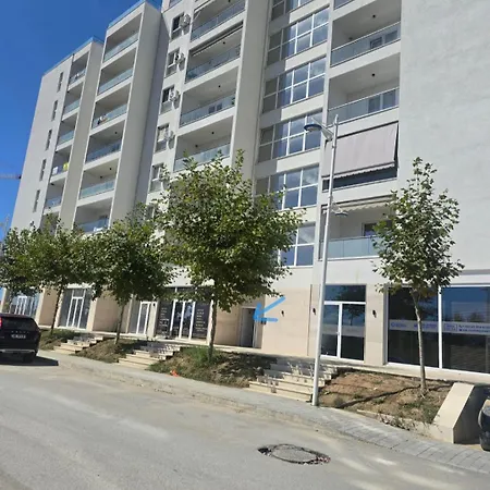 Sun-kissed Memories, Qerret Apartament