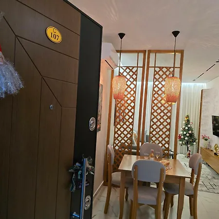 Sun-kissed Memories, Qerret Apartament