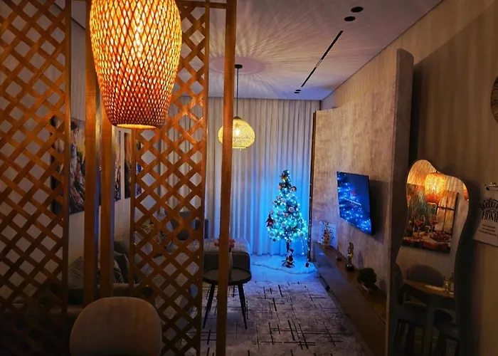 Sun-kissed Memories, Qerret Apartament